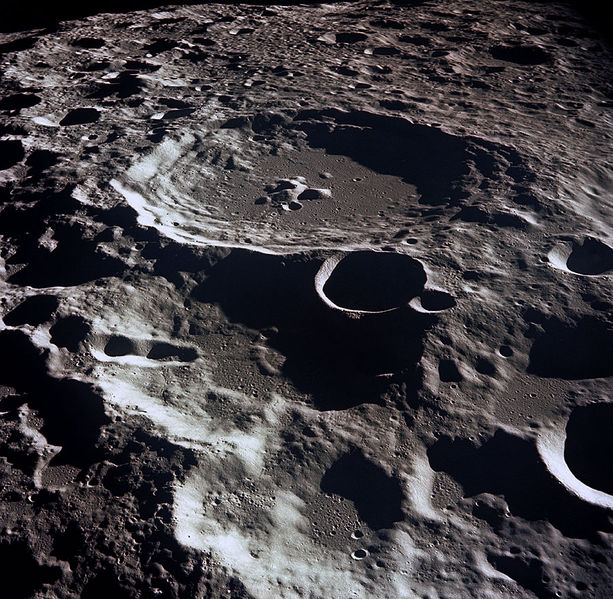 El cráter lunar Dédalos en la cara oculta de la Luna visto por el Apollo 11.